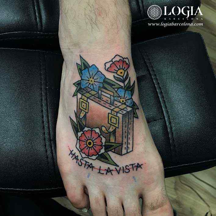 tatuaje-maleta-pie-Logia-Barcelona-Laia (1)     